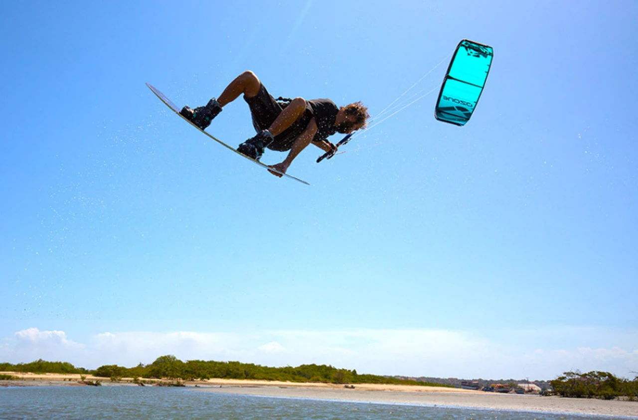 Ozone Amp V1 Kiteboard Kite - Image 4